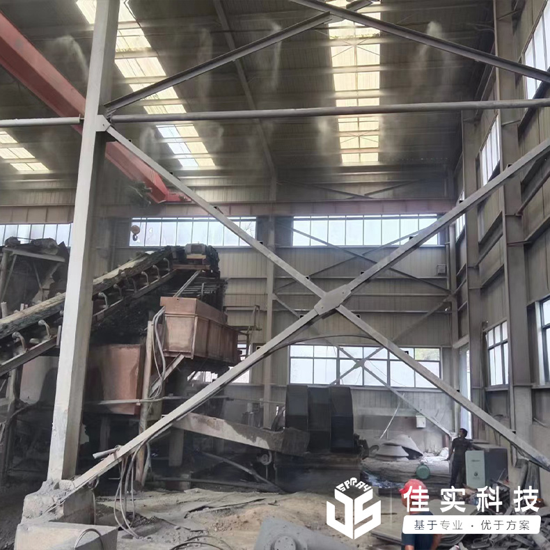 鸿迪砂石有限公司安装佳实高压喷雾降尘系统,抑尘效果显著!